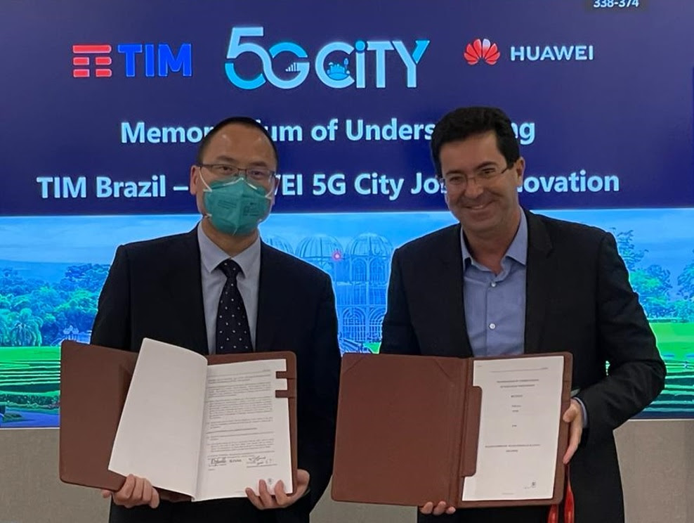 Presidente da linha de produtos LTE da Huawei Wireless Network, Cao Ming e o CTIO da TIM Brasil, Leonardo Capdeville, na cerimônia de assinatura da parceria.