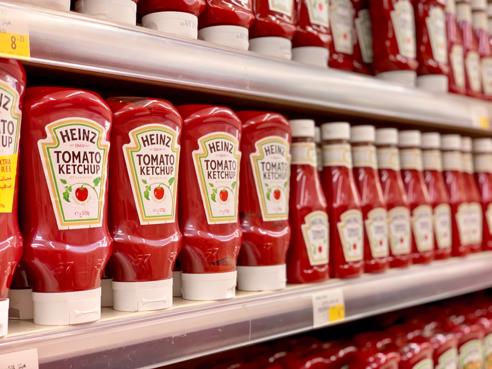 Produtos Heinz em gôndola de supermercado