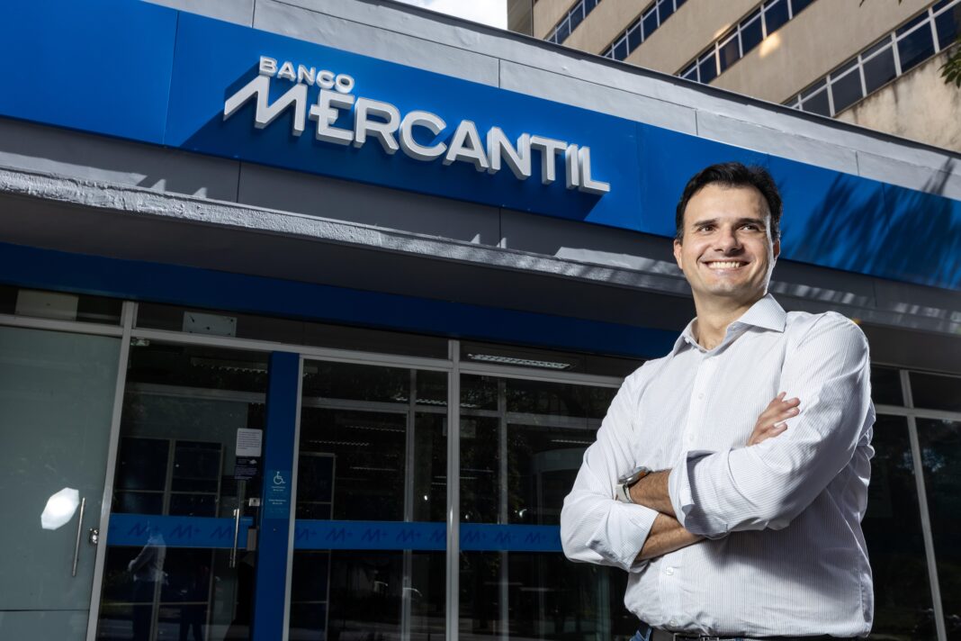 Homem em frente ao banco mercantil