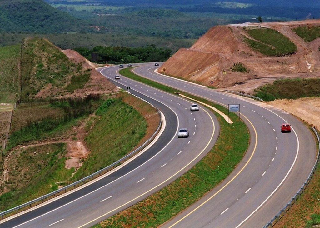 Vista aérea de uma autro-estrada