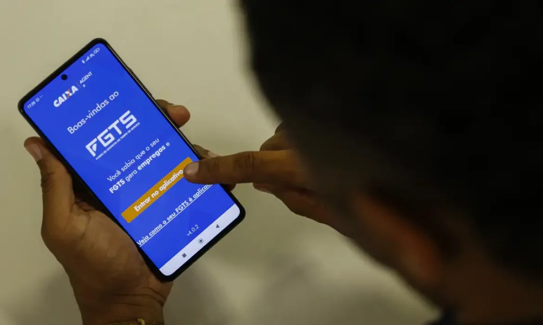 Homem acessando app da Caixa para consuçtar FGTS